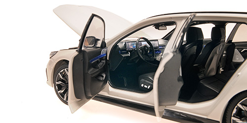BMW i5 M60 Touring 2024 white metallic 1:18 Minichamps 