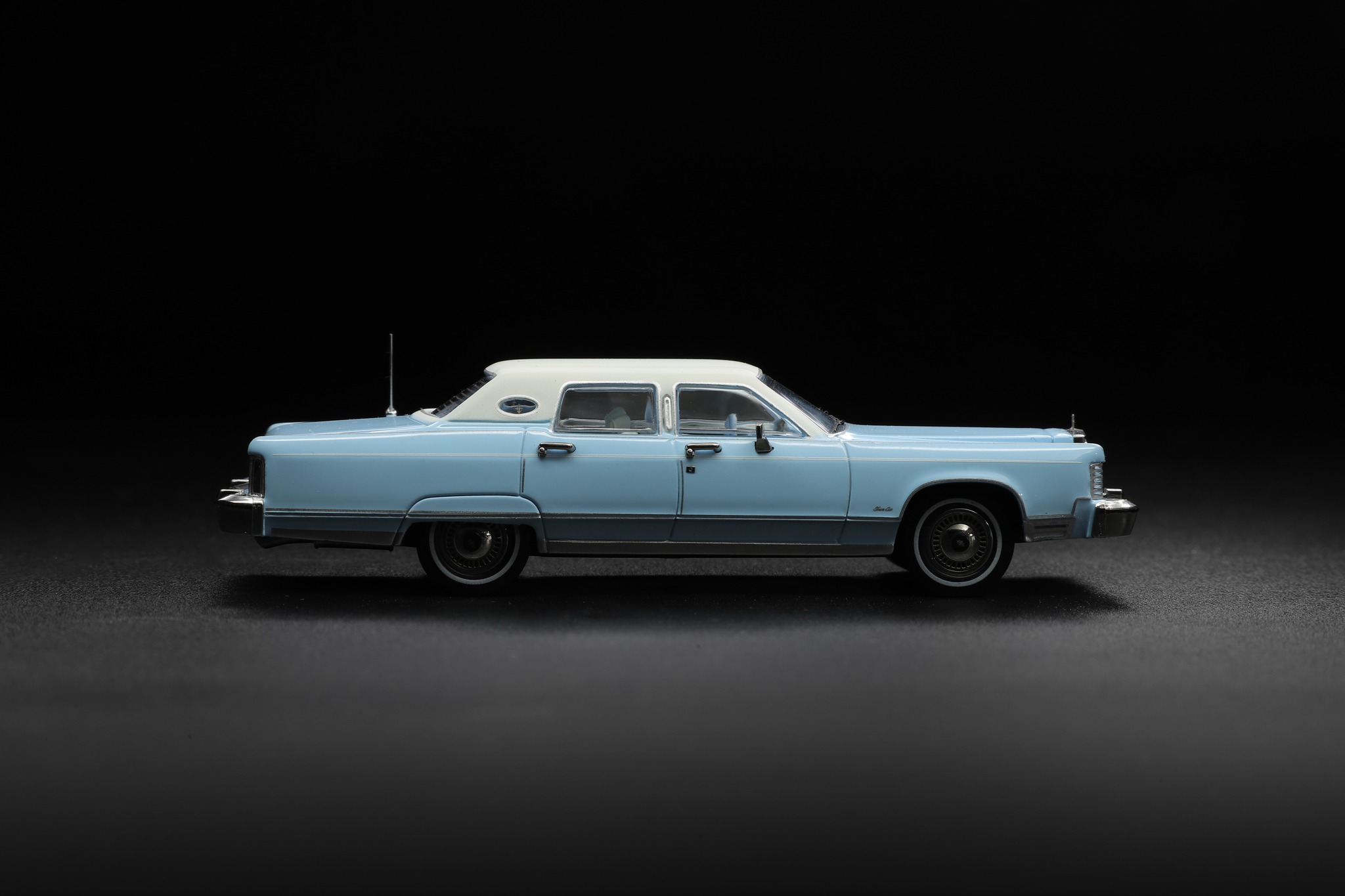 Lincoln Continental 1979 light blue/white 1:64 SunStar