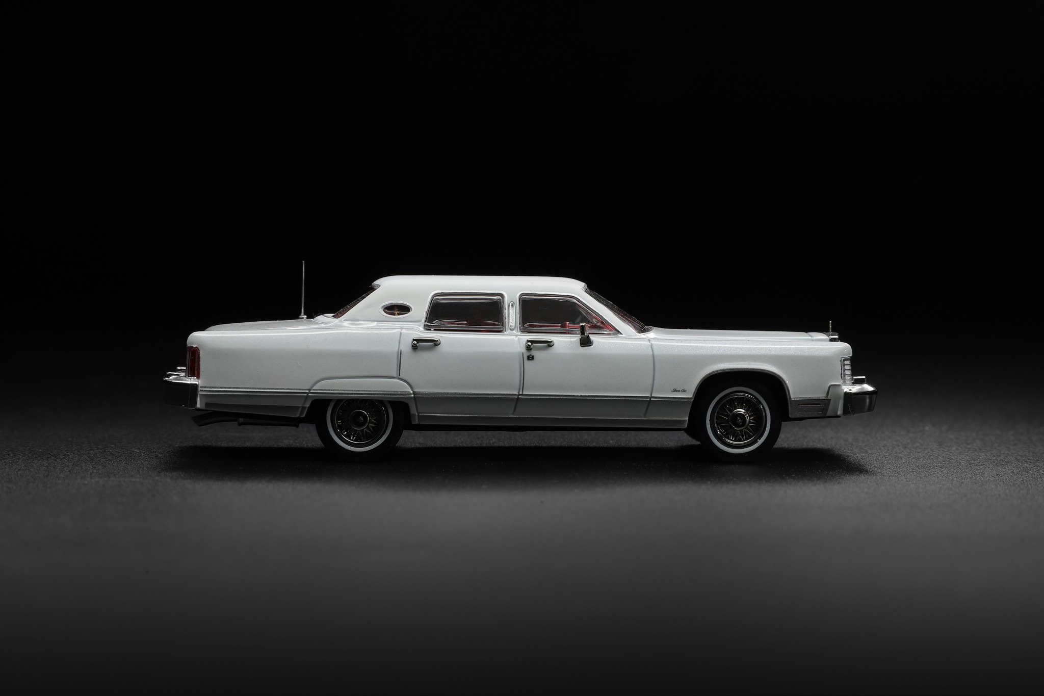 Lincoln Continental 1979 white 1:64 SunStar