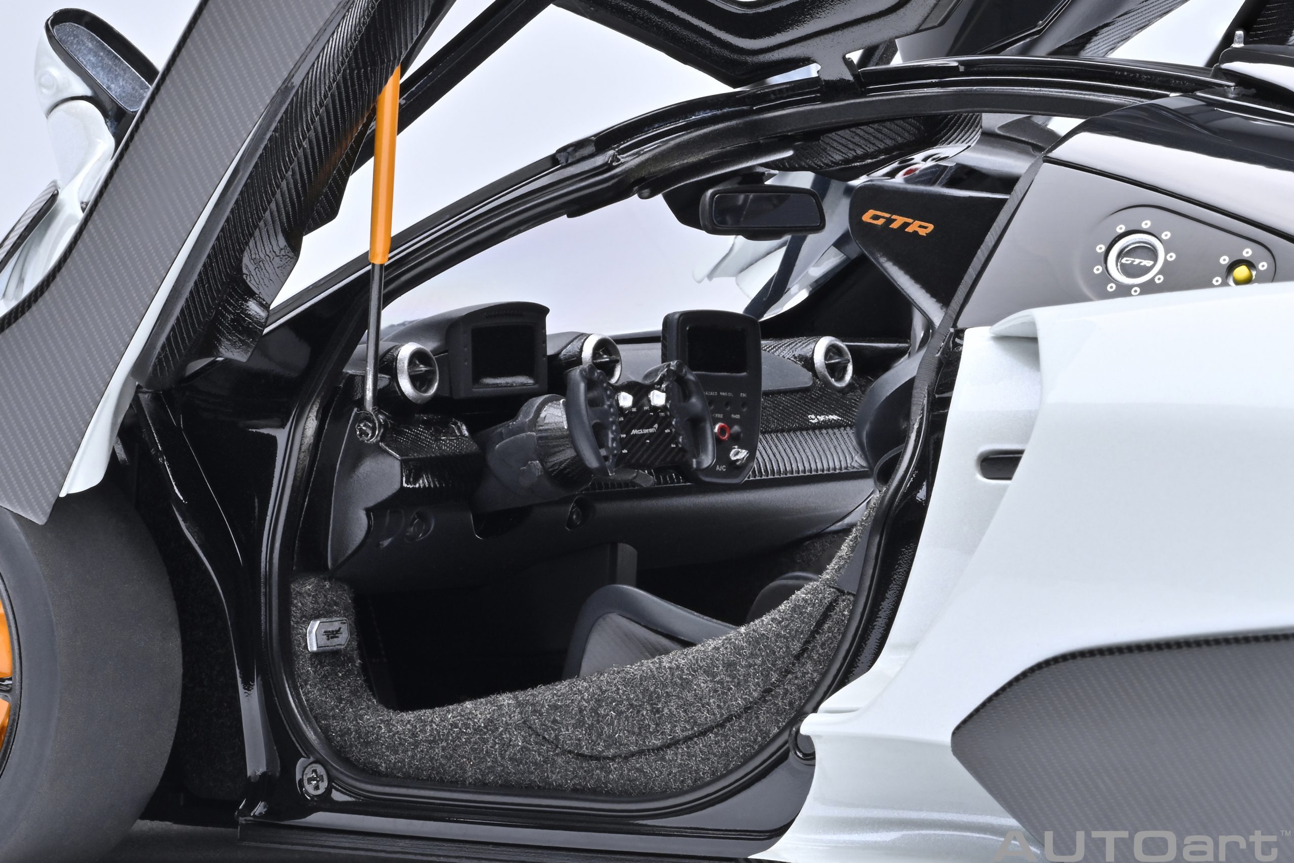 McLaren Senna GTR 2021 silica white 1:18 AUTOart