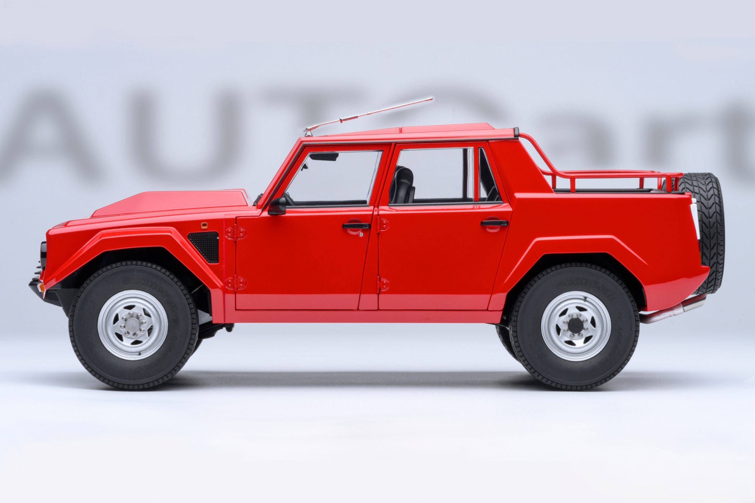 Lamborghini LM002 red 1:18 AUTOart