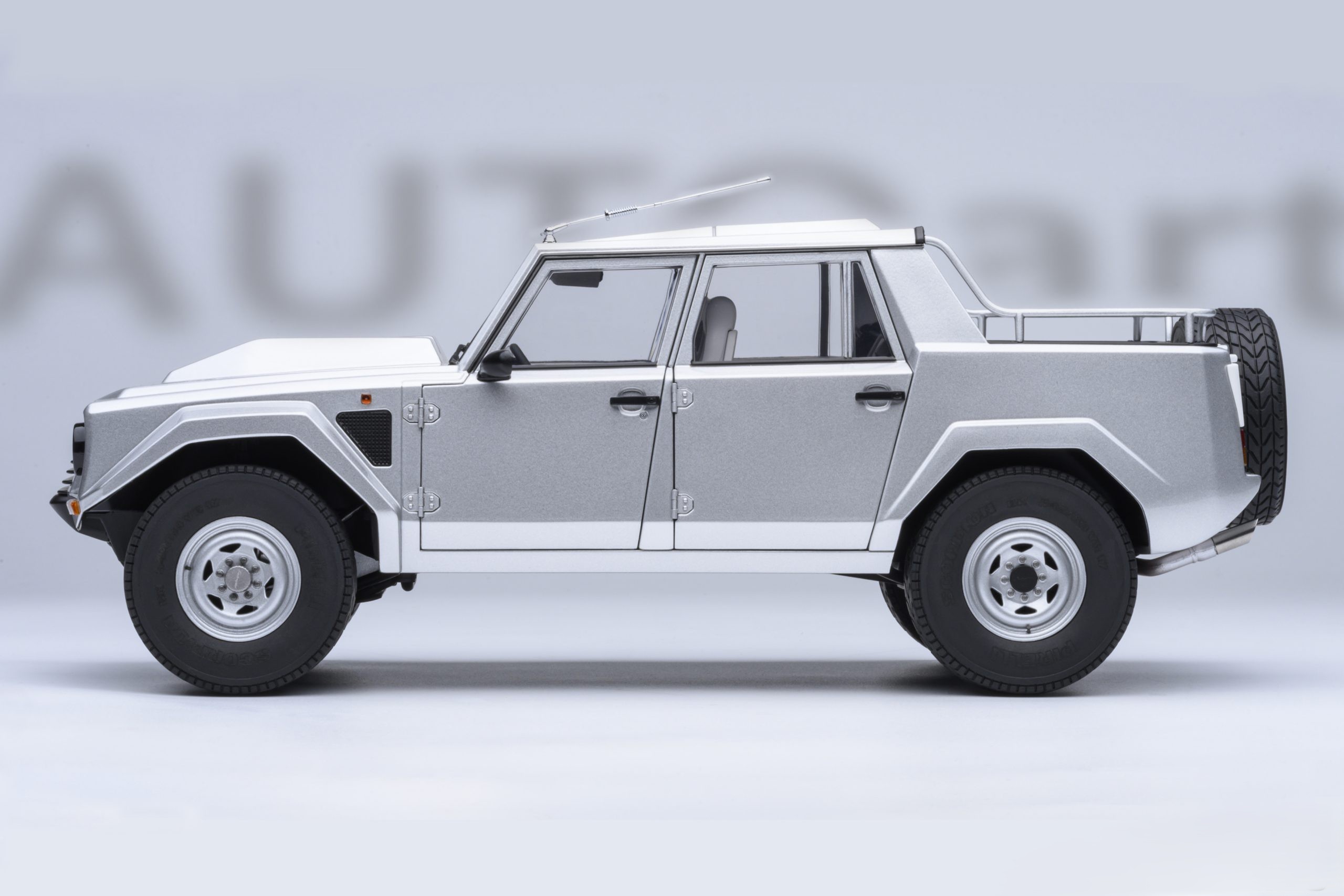 Lamborghini LM002 silver metallic 1:18 AUTOart