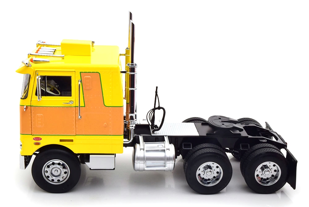 Peterbilt 352 Pacemaker Tractor Truck 3-Assi 1979 yellow 1:18 Road Kings