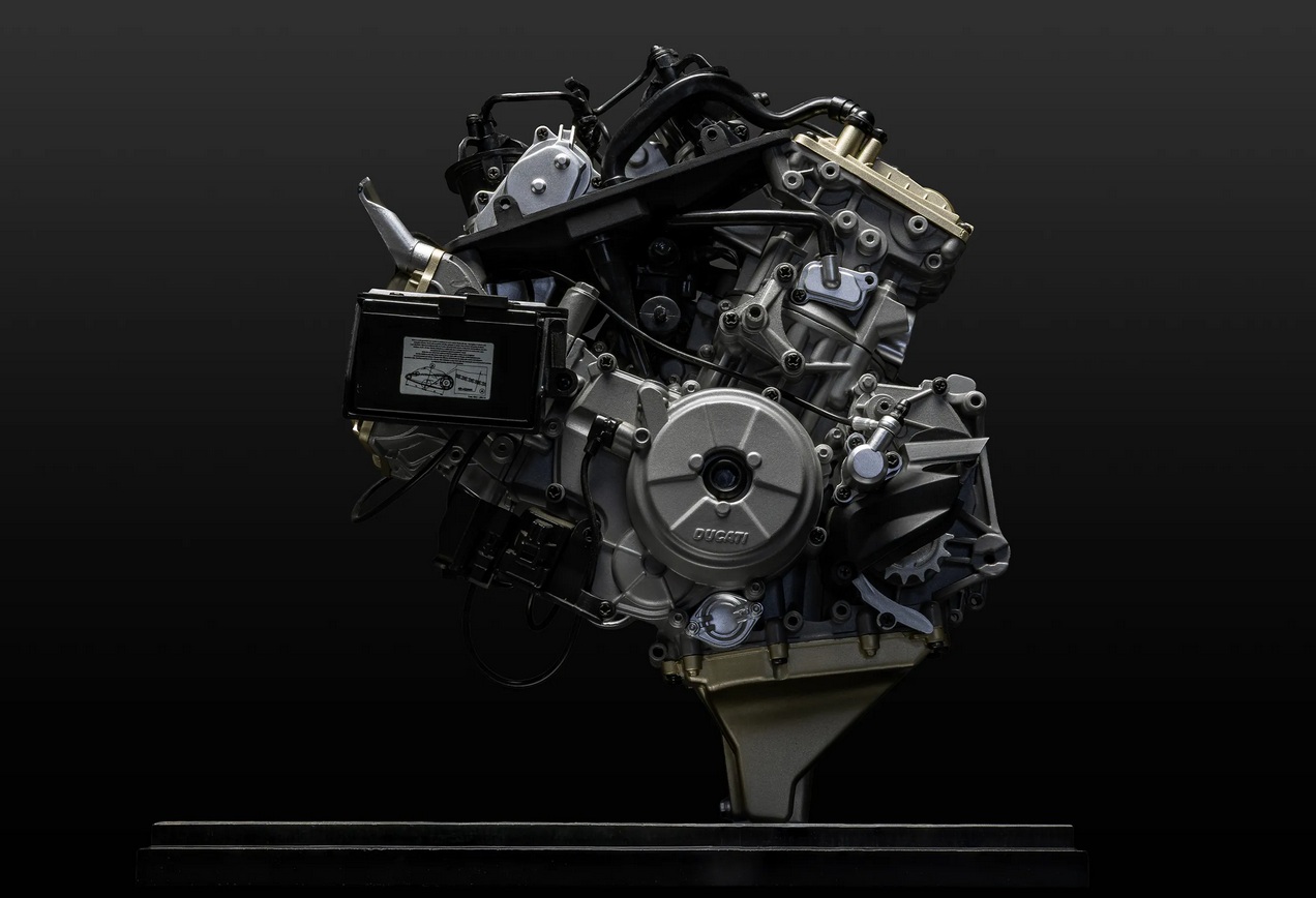 Ducati Superquadro V2 Engine Model Kit 1:4 Pocher