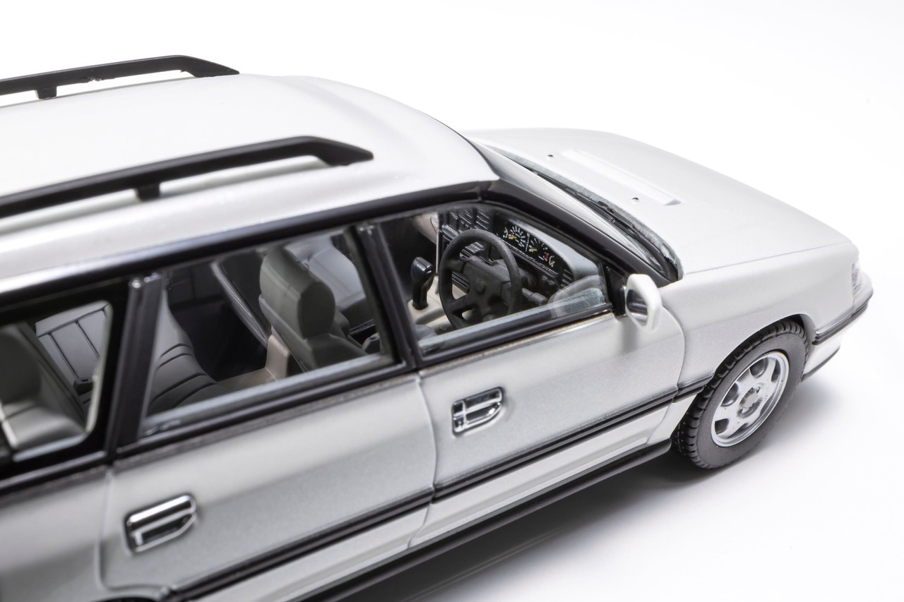 Subaru Legacy Touring Station Wagon GT 2001 pearl white metallic 1:43 Kyosho