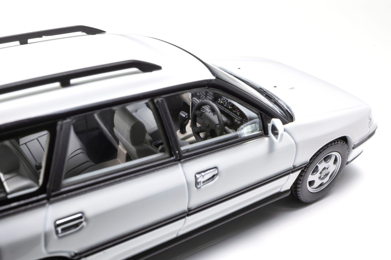 Subaru Legacy Touring Station Wagon GT 2001 white 1:43 Kyosho