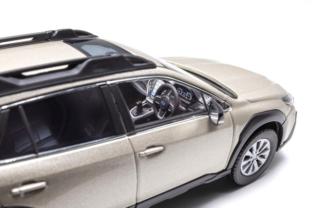 Subaru Legacy Outback 2025 gold/black 1:43 Kyosho