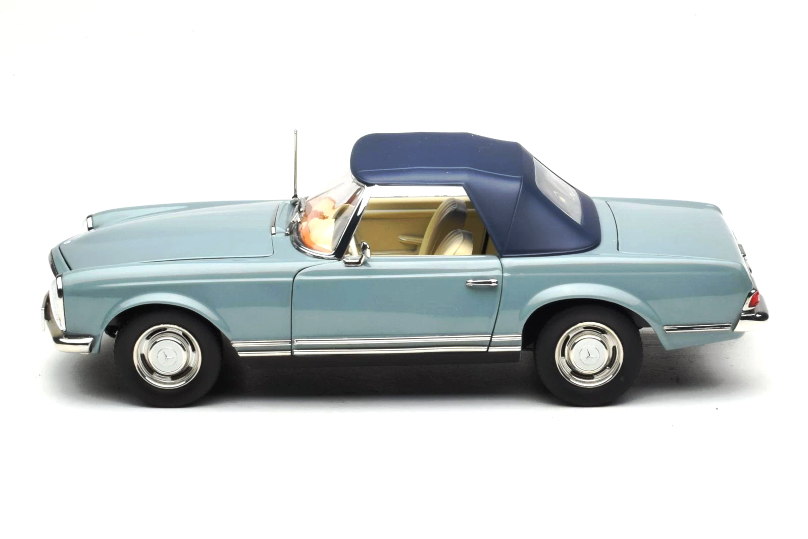 Mercedes-Benz 230 SL 1963 horizon blue 1:18 Norev