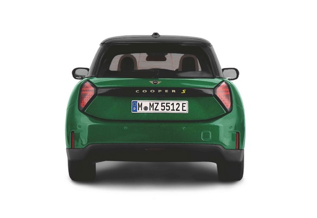 Mini Cooper SE 2023 British racing green 1:18 Minichamps