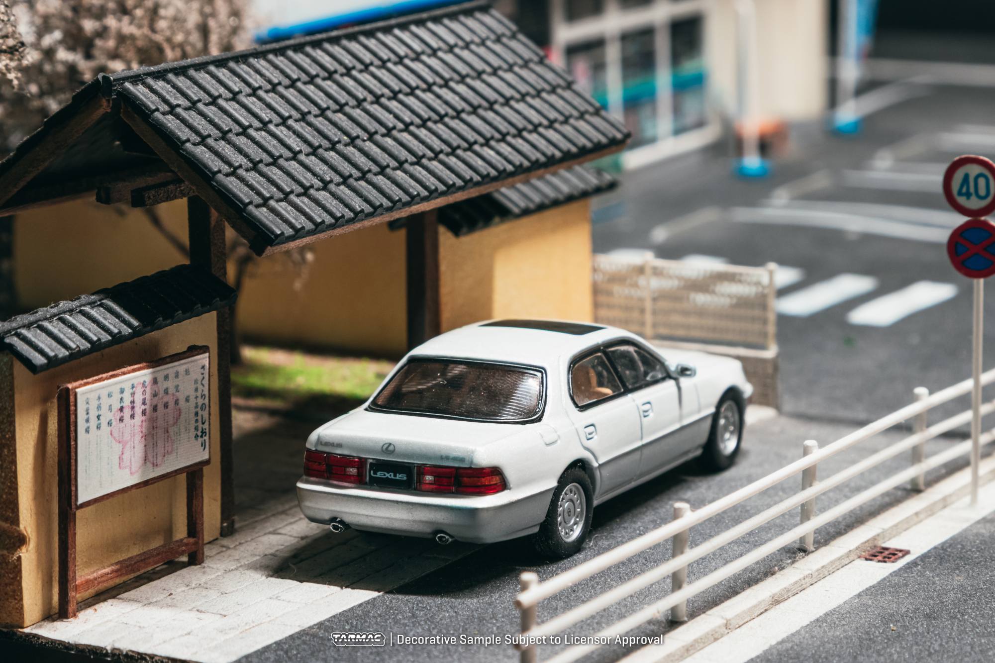 Lexus LS400 (UCF10) 2001 pearl white 1:64 Tarmac