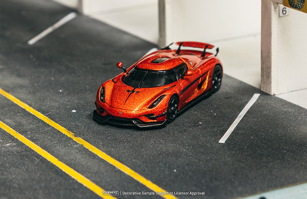 Koenigsegg Regera orange metallic/black stripes 1:64 Tarmac