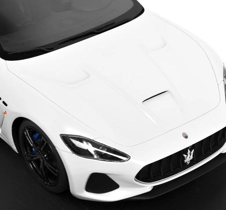 Maserati GranTurismo 2017 white pearl metallic 1:18 TSM Model