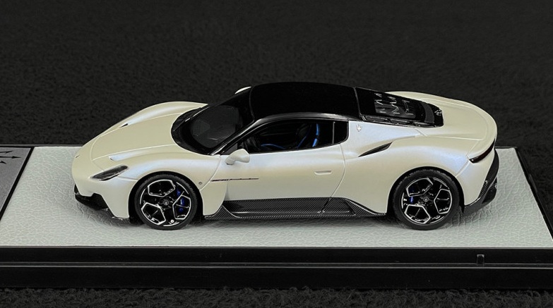 Maserati MC20 2020 pearl white/gloss black roof 1:43 B.B.R.