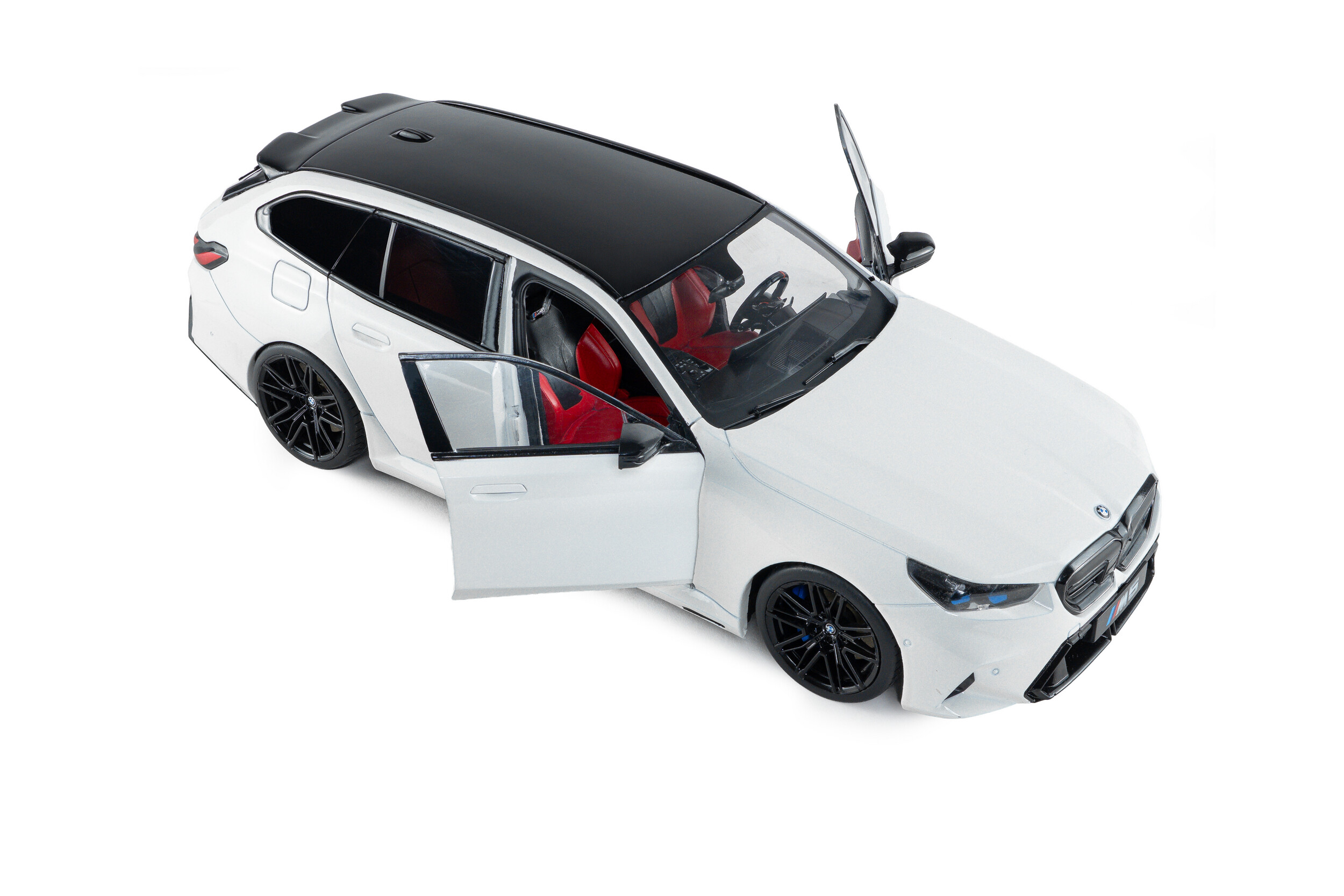 BMW M5 Touring 2025 Alpine white solid 1:18 Solido