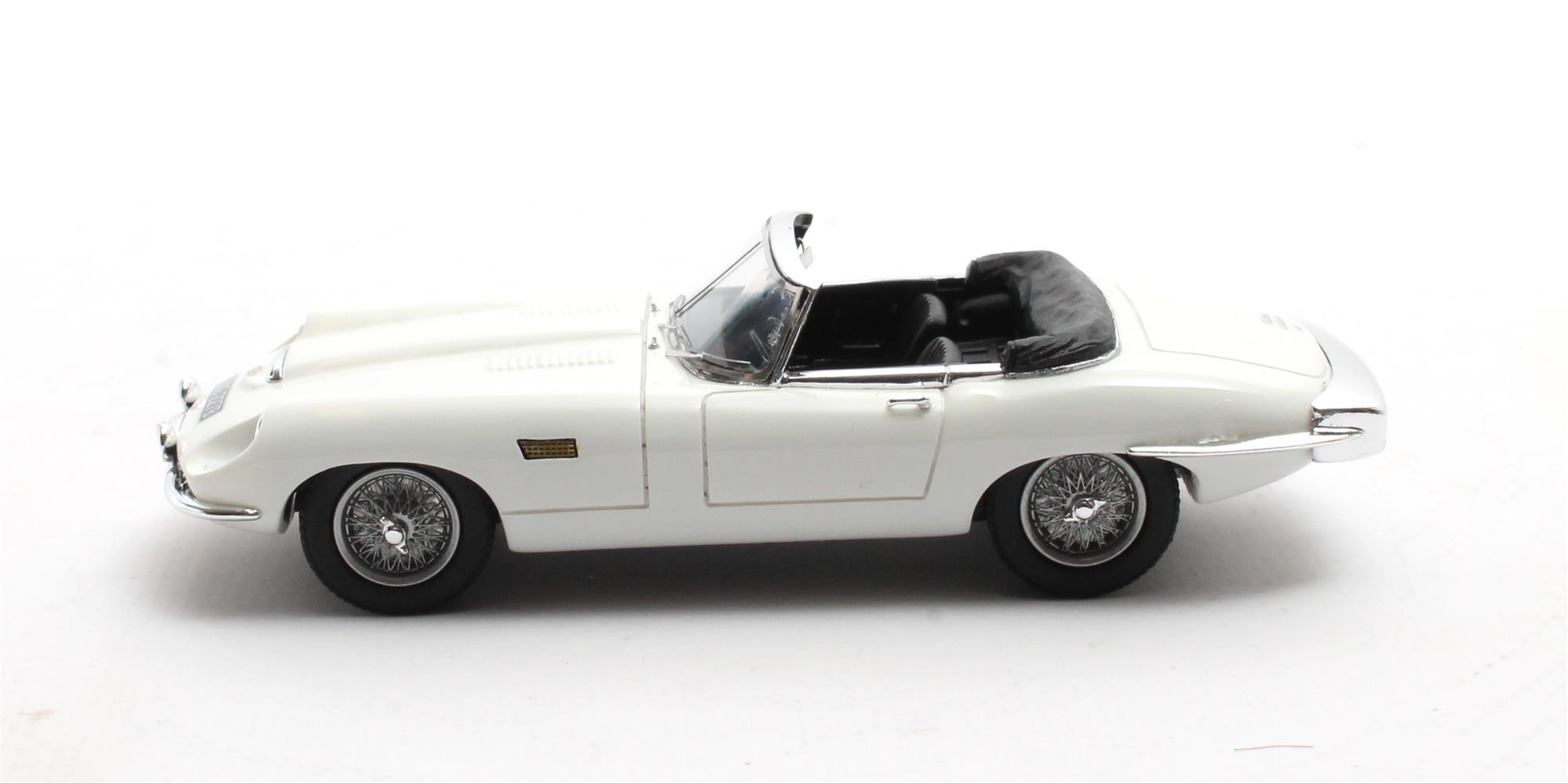 Jaguar E-Type Frua Roadster Open 1964 Wedding with 2 Figurines 1:43 Matrix Scale Models