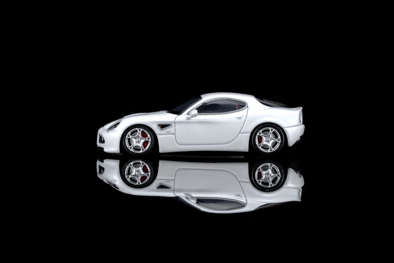 Alfa Romeo 8C Competizione 2008 bianco polare 1:64 Motorhelix