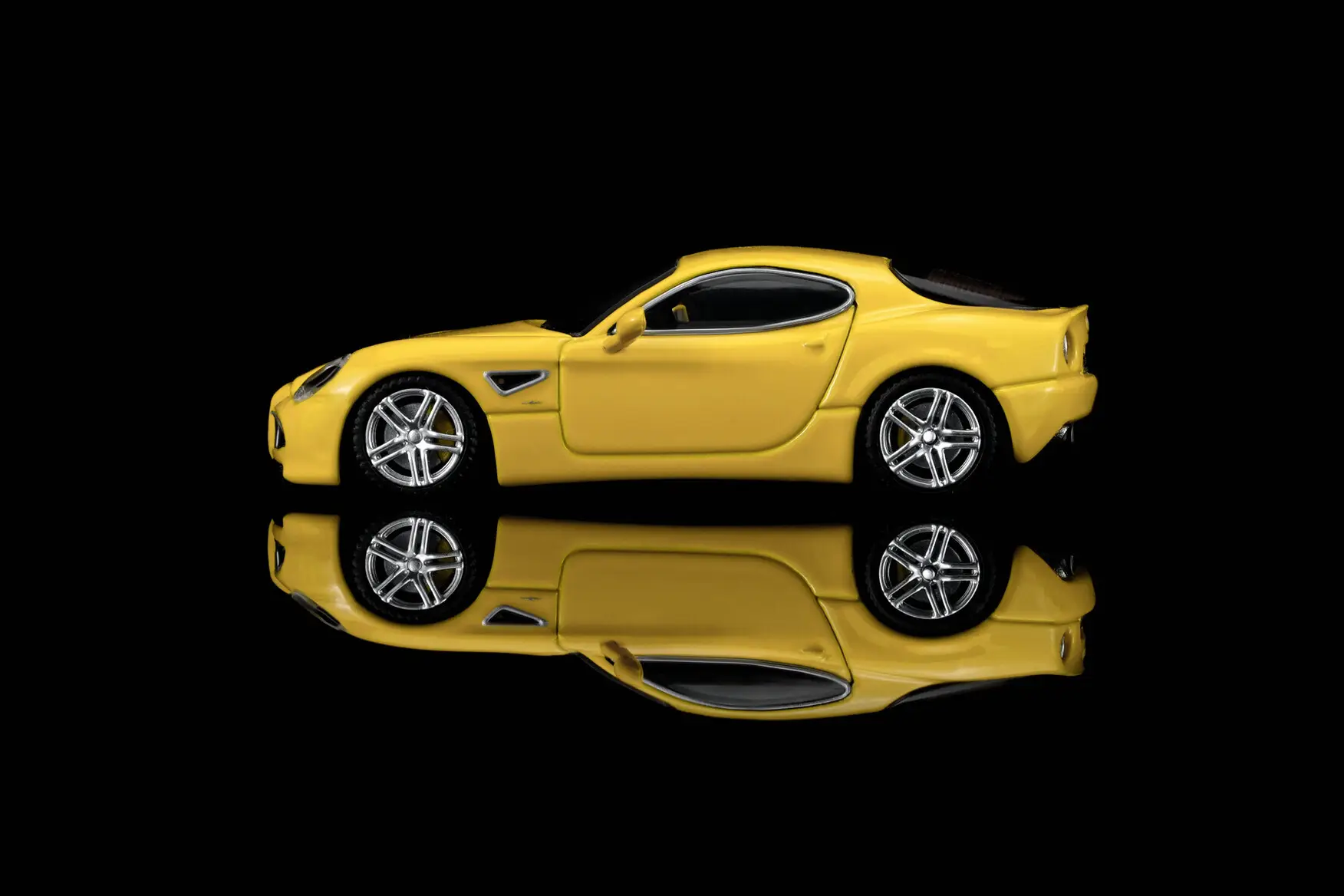 Alfa Romeo 8C Competizione 2008 giallo mica 1:64 Motorhelix