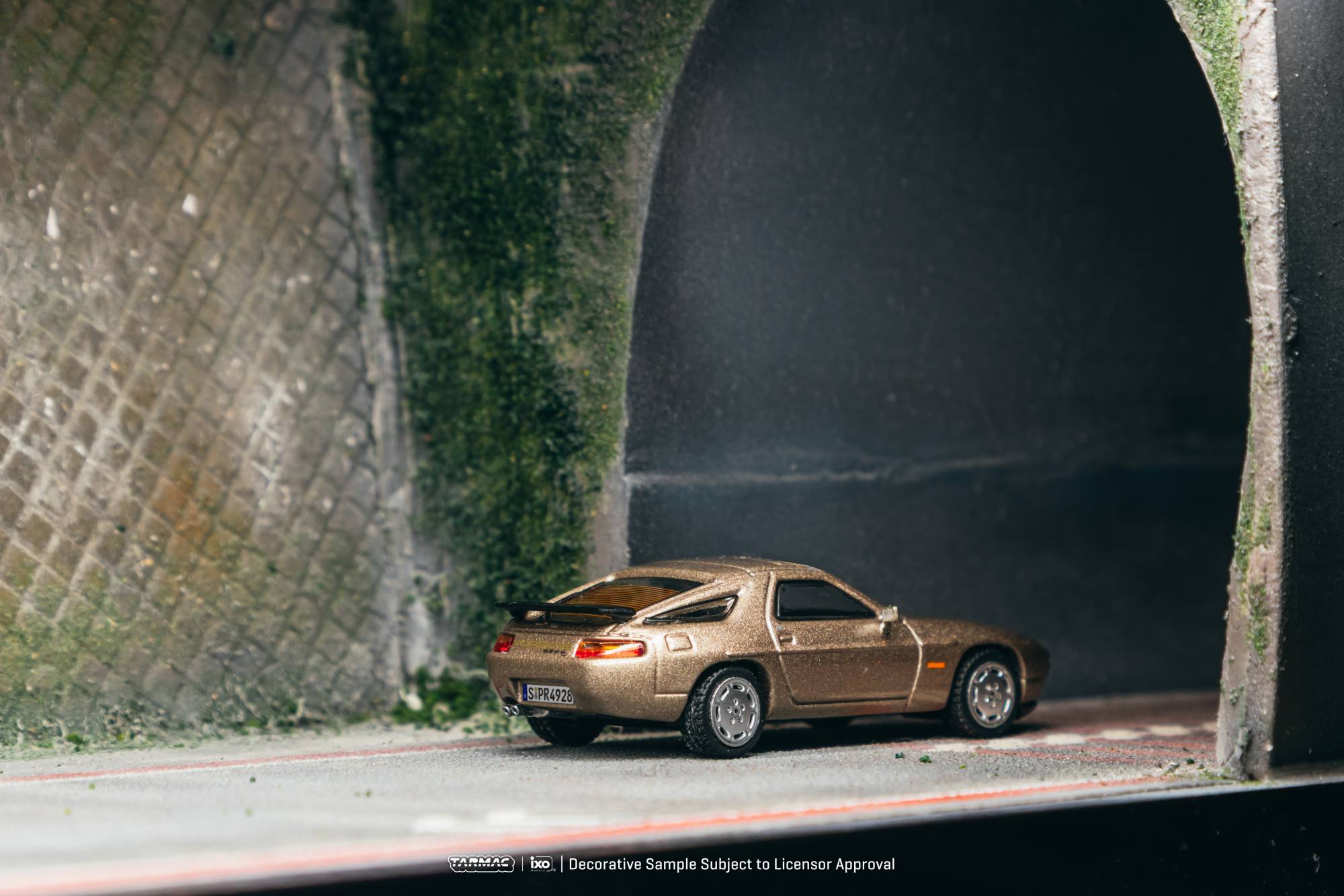 Porsche 928 S4 1992 platinum metallic 1:64 Tarmac