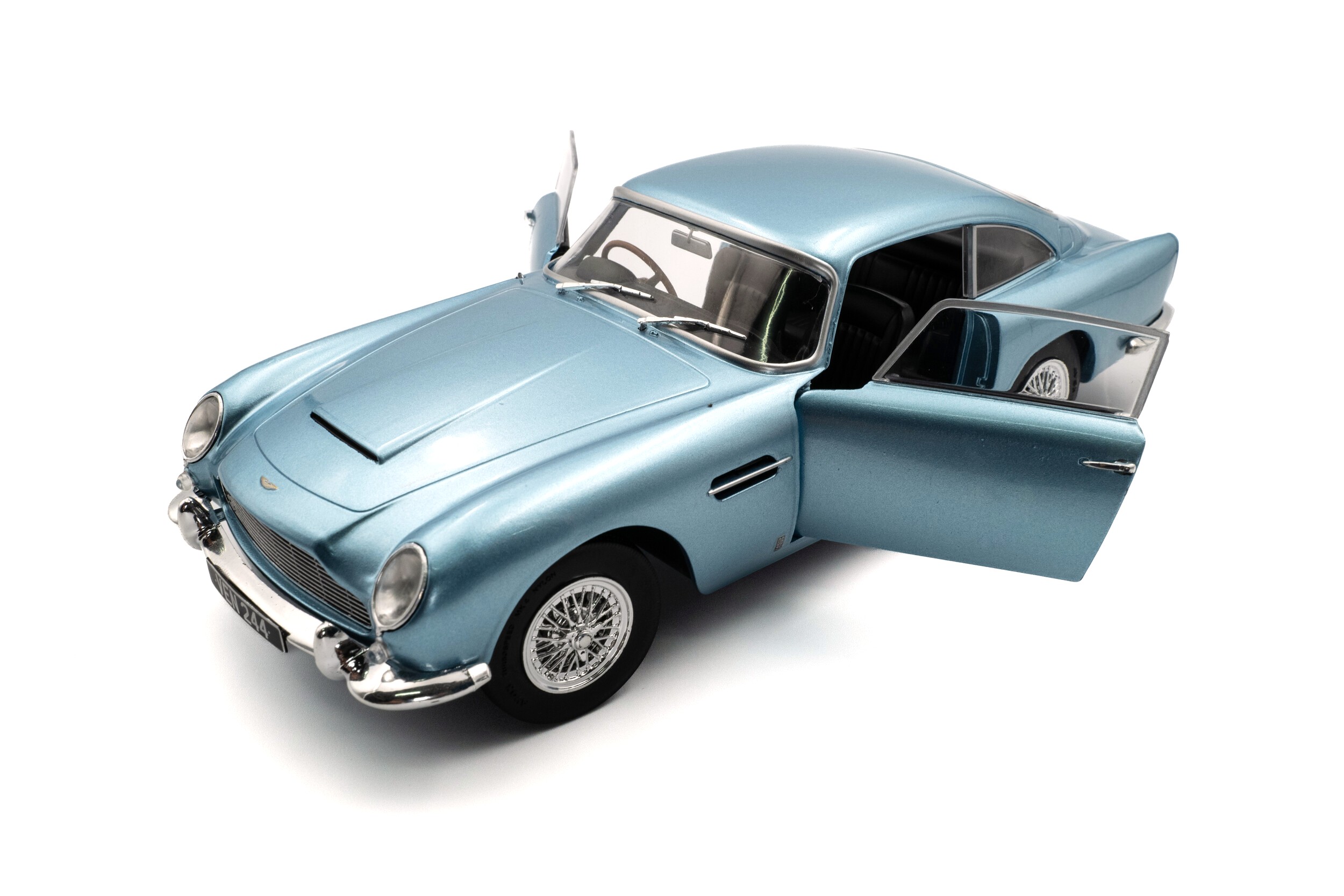 Aston Martin DB5 light blue metallic 1:18 Solido