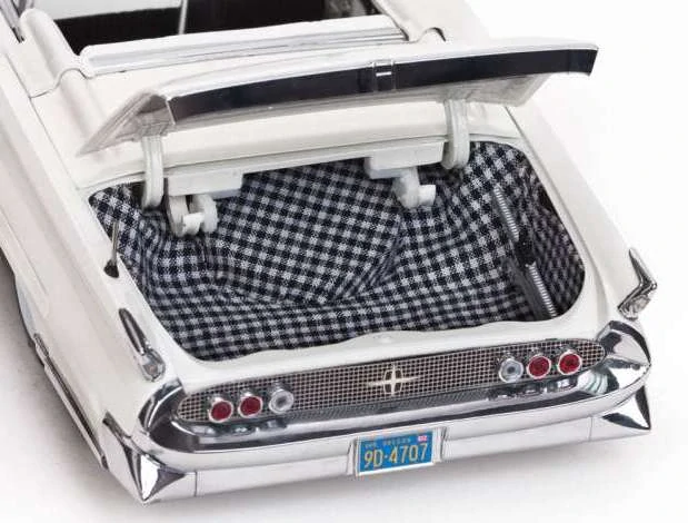 Lincoln Continental MKIII *John F. Kennedy in Oregon 1960 white 1:18 Sun Star