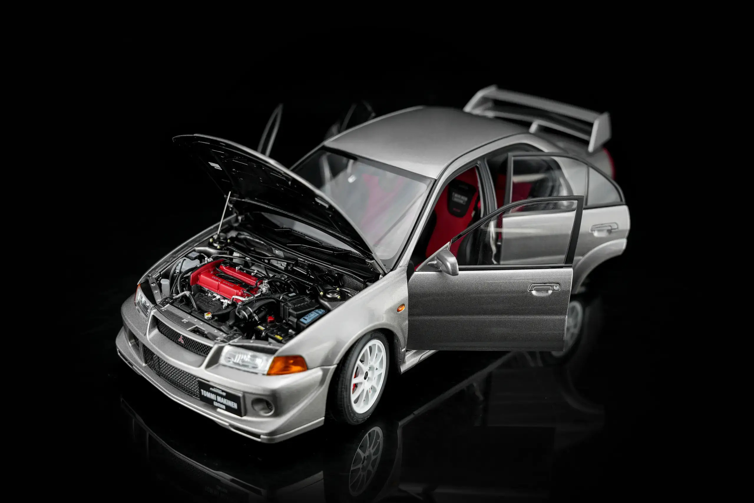 Mitsubishi Lancer EVO VI GSR Tommy Makinen Edition 2000 silver 1:18 Motorhelix