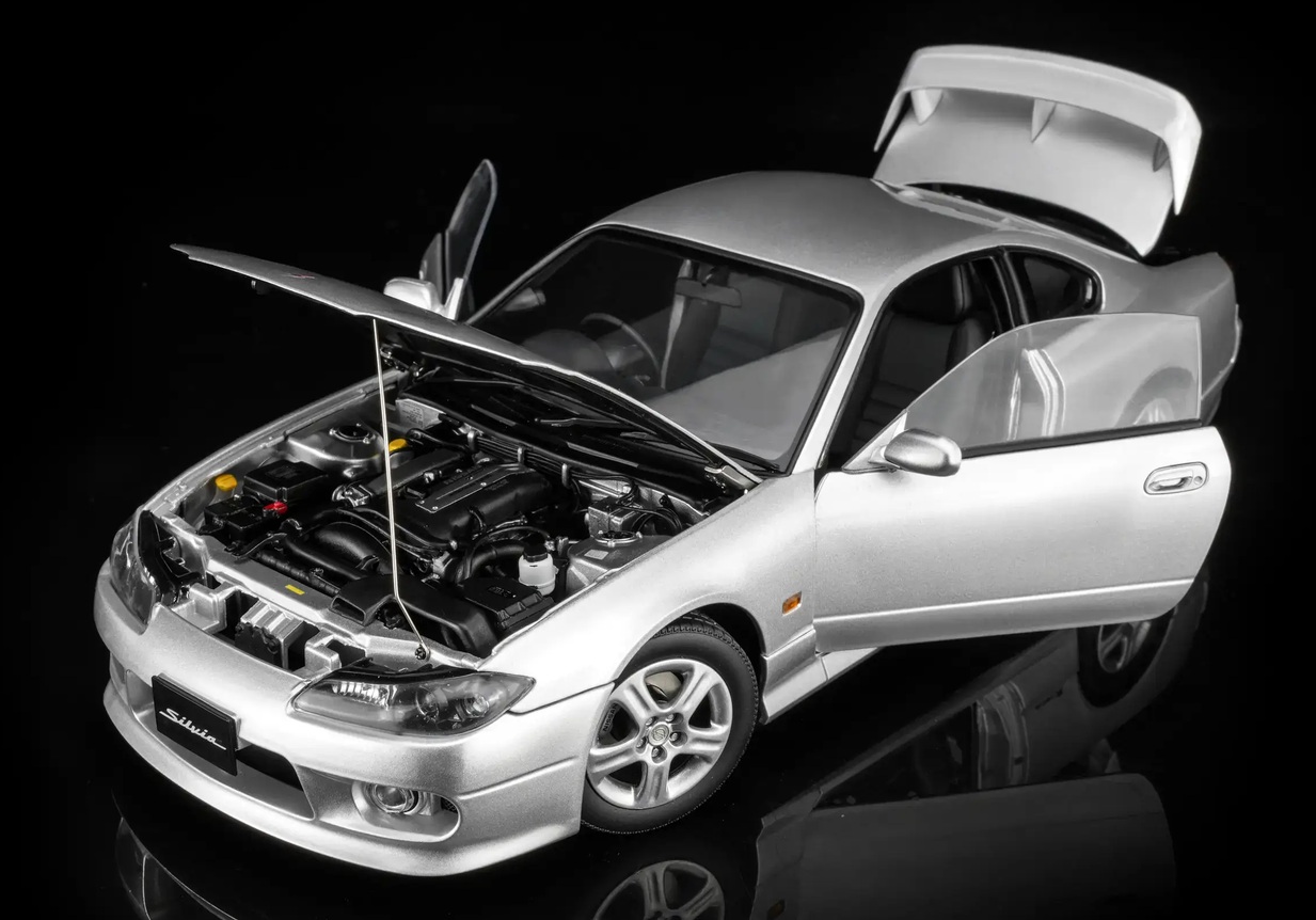 Nissan Silvia S15 Coupe Spec-R Aero 1999 sparkling silver 1:18 Motorhelix