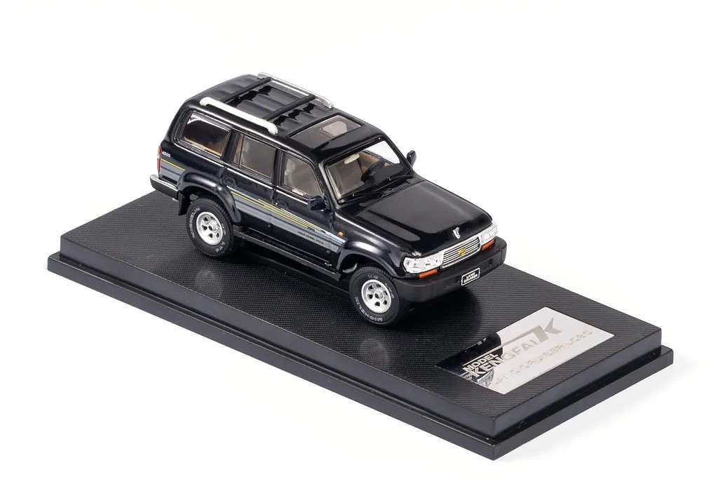 Toyota Land Cruiser LC80 pearl black general 1:64 KengFai