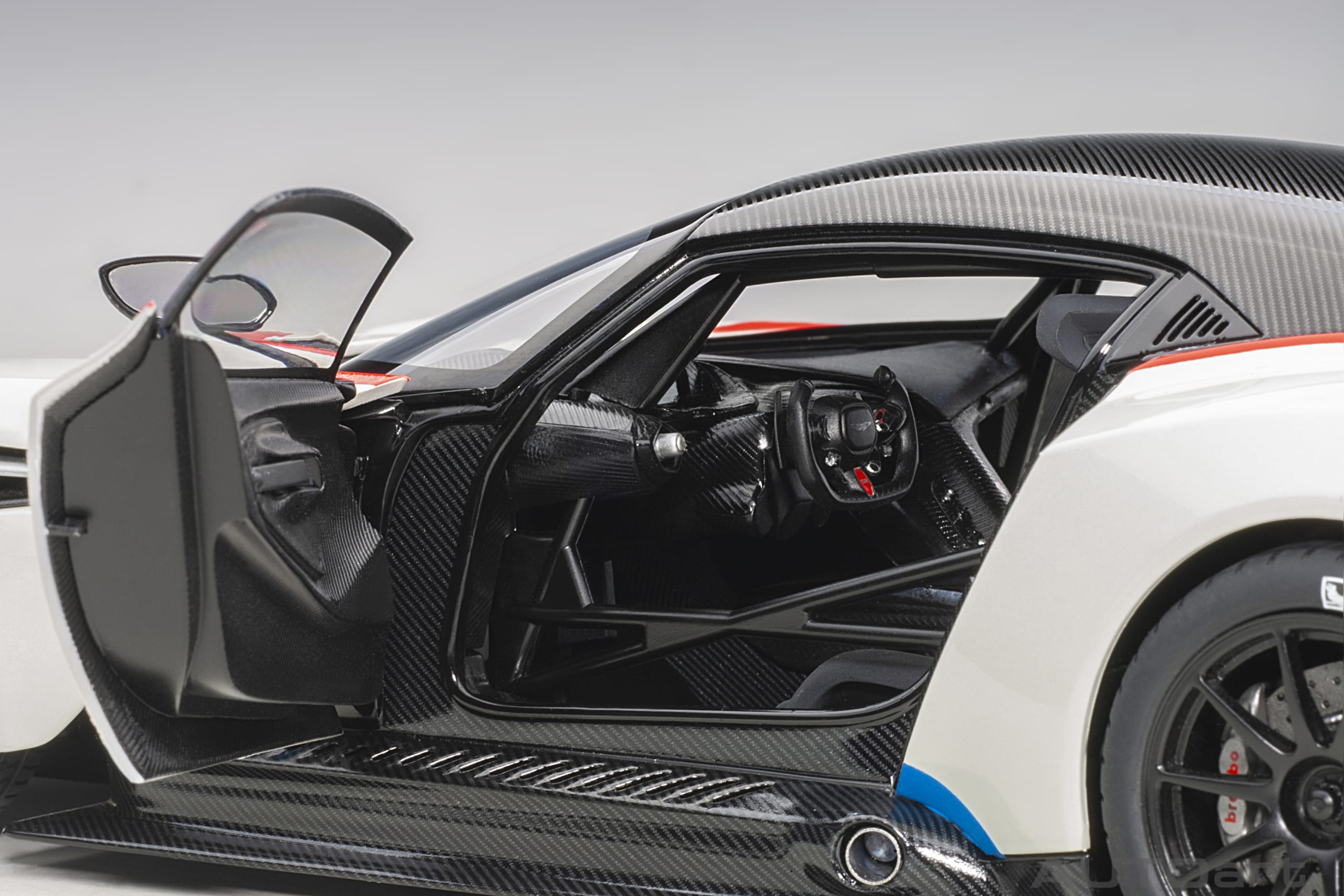 Aston Martin Vulcan stratus white/blue&red stripes 1:18 AUTOart