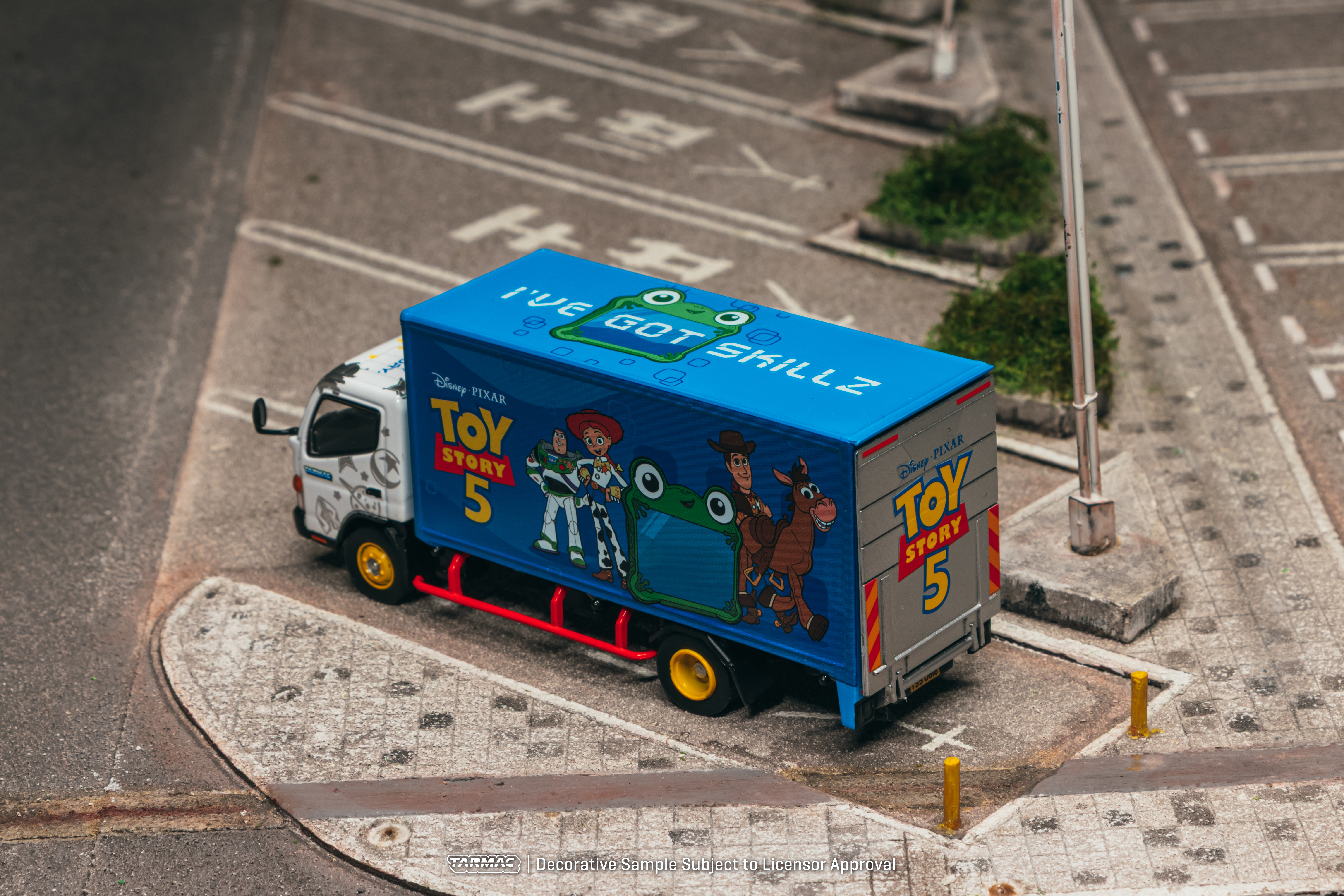 Mitsubishi Fuso Canter *Toy Story 5* 1:64 Tarmac