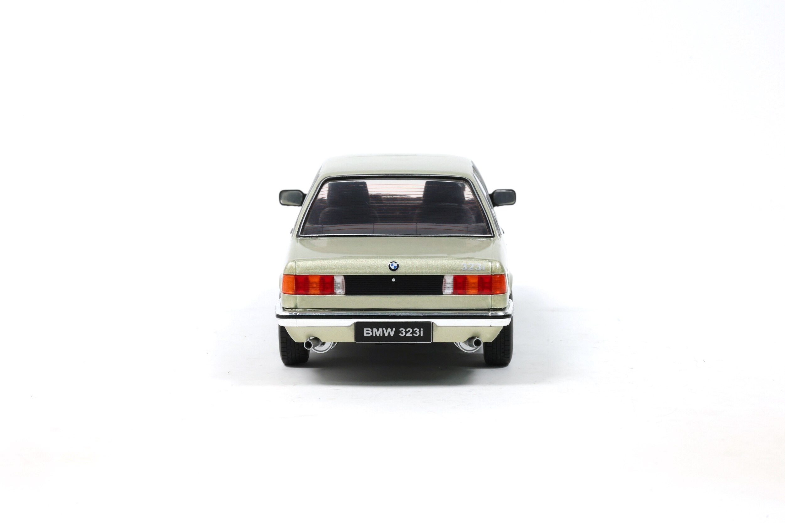 BMW 323I 1980 green metallic 1:18 Solido