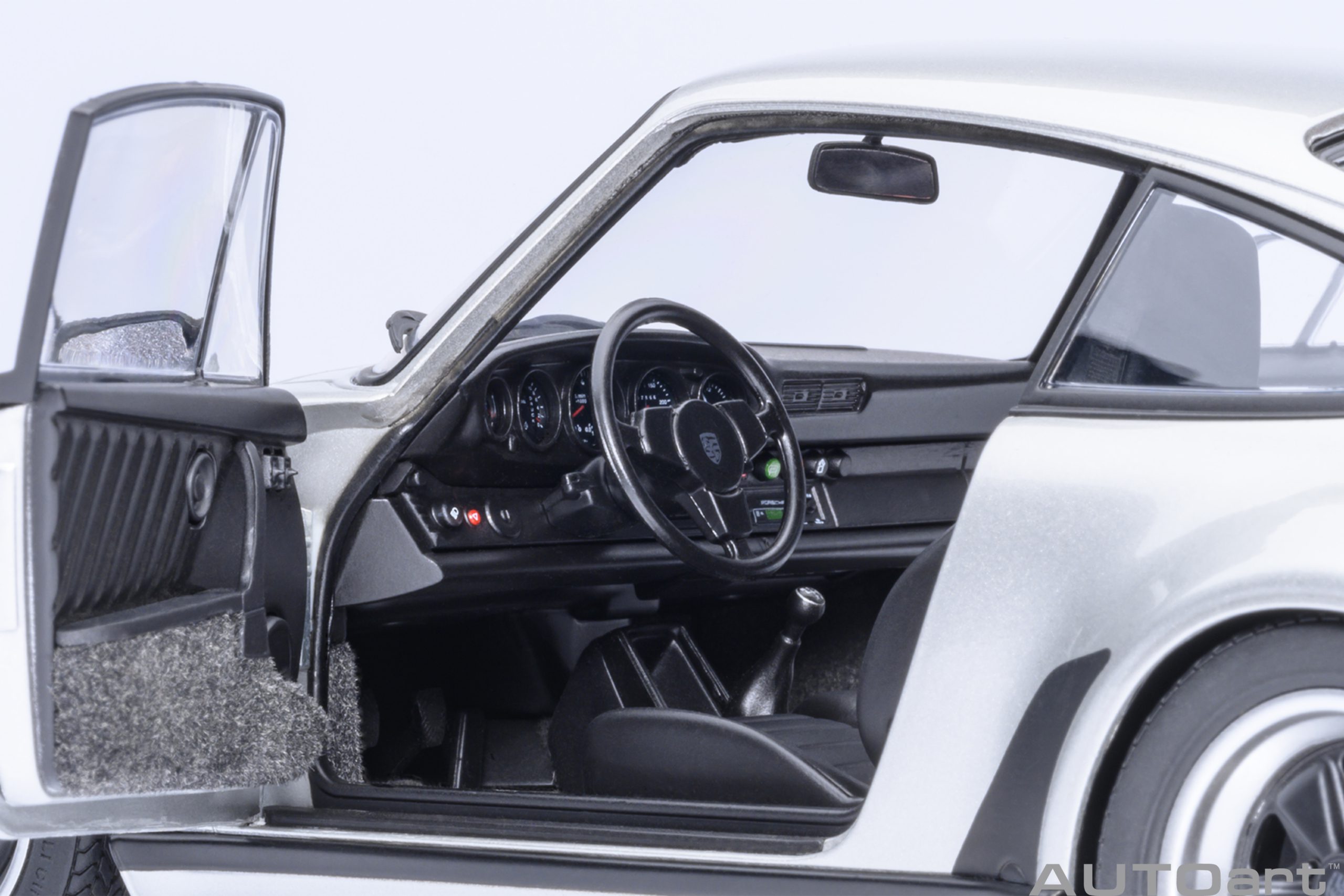 Porsche 911 930 Turbo 3.0 silver 1:18 AUTOart