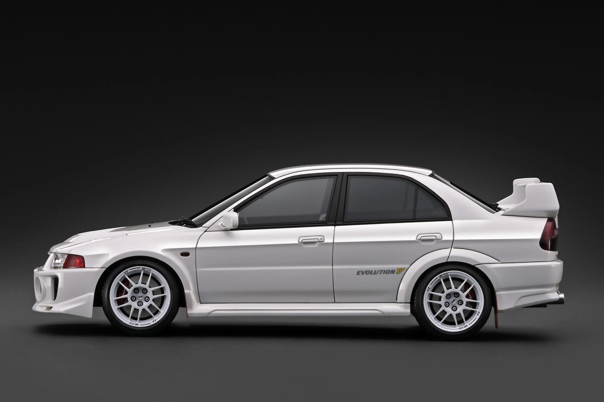 Mitsubishi Lancer Evolution V CP9A with 4G63 Engine white 1:18 Ignition Model