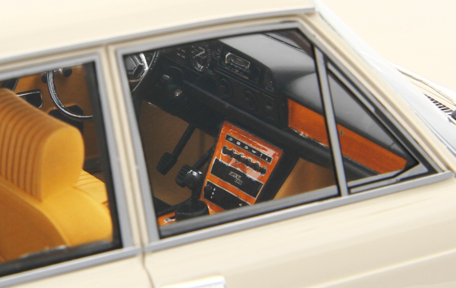 Fiat 130 Berlina 1971 ivory 1:18 Laudoracing Model