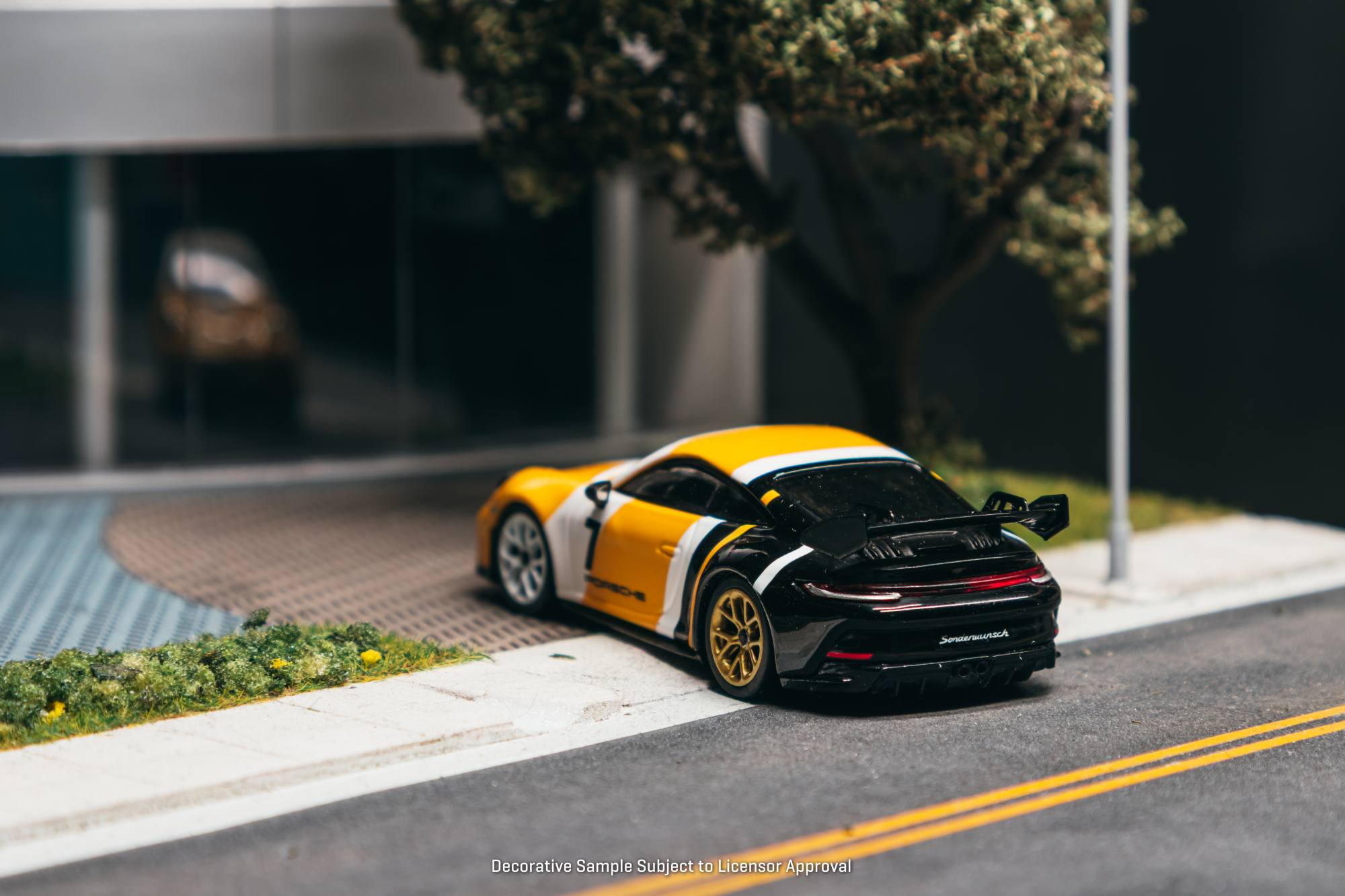 Porsche 911 (992) GT3 2022 black/yellow 1:64 Tarmac