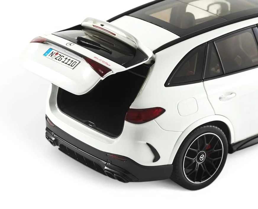 Mercedes-AMG GLC 63 opalith white 1:18 NZG