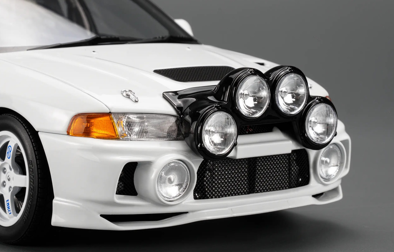 Mitsubishi Lancer EVO IV GSR Base Rally 1999 1:18 Motorhelix