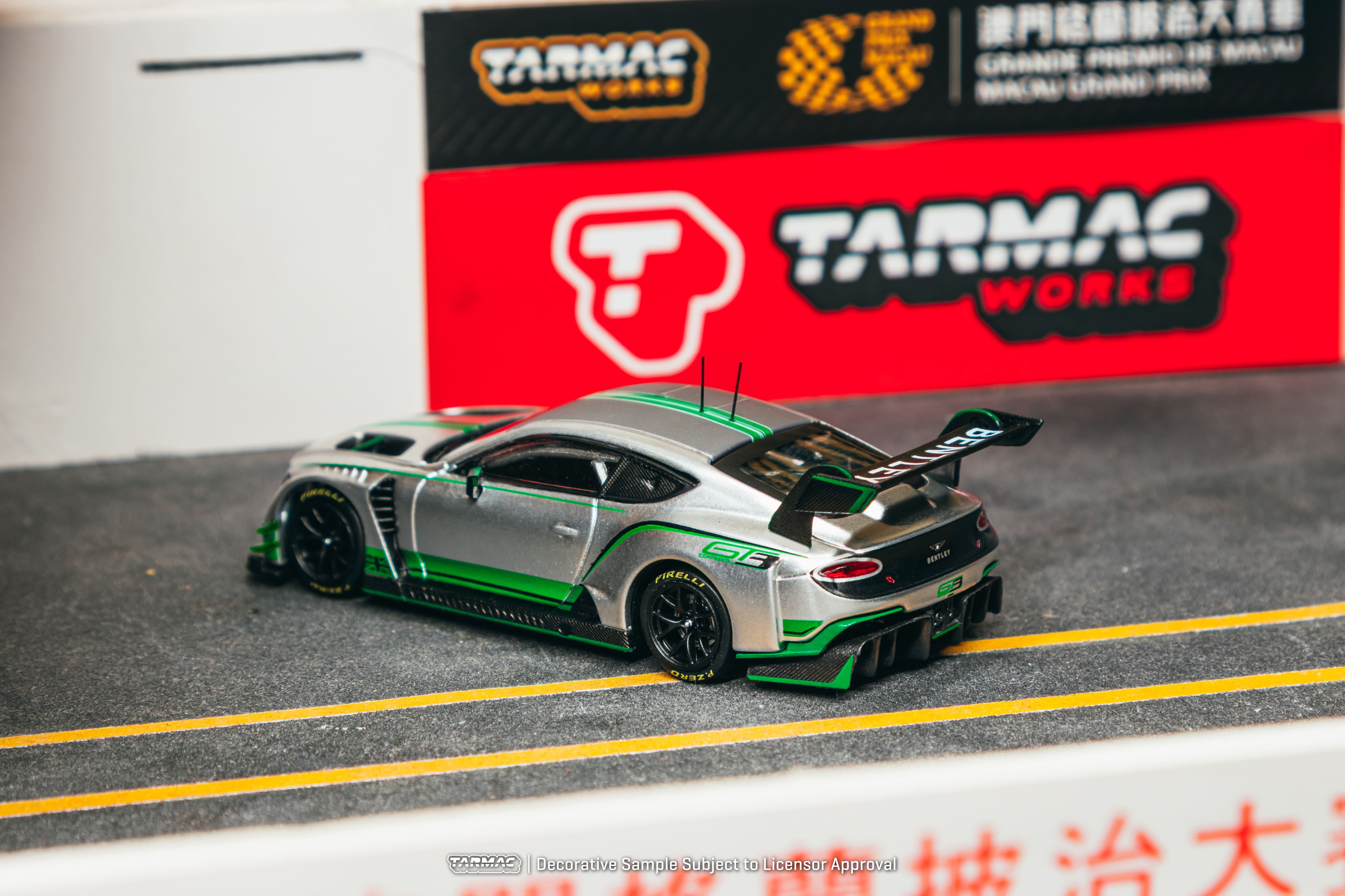 Bentley Continental GT3 Presentation 2018 silver/green 1:64 Tarmac