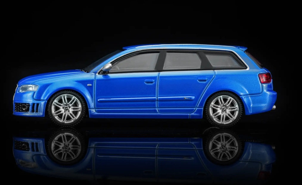Audi A4 RS4 B7 Avant Station Wagon 2005 sprint blue pearl 1:64 Motorhelix 