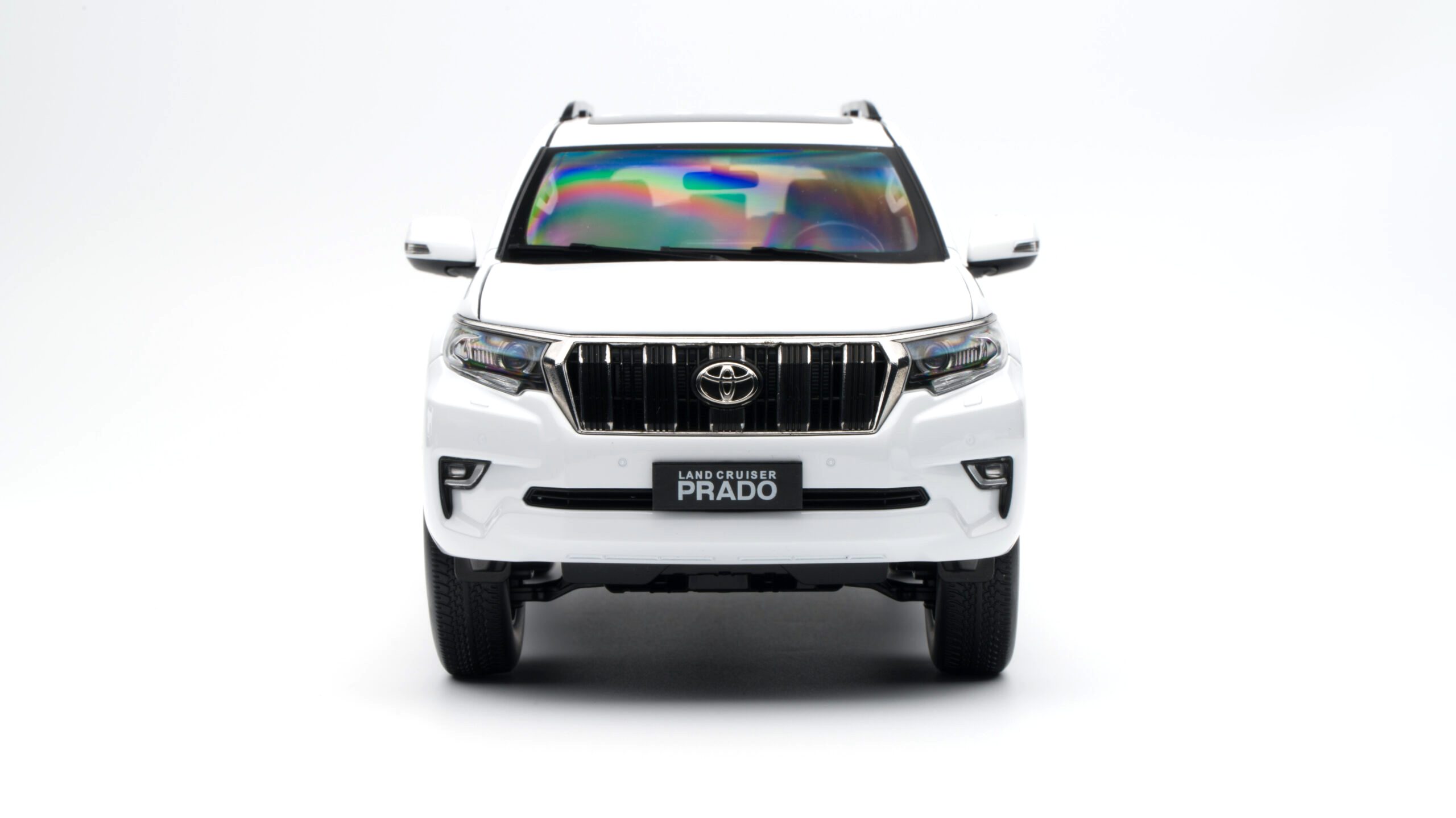 Toyota Land Cruiser Prado LHD white 1:18 Sun Star