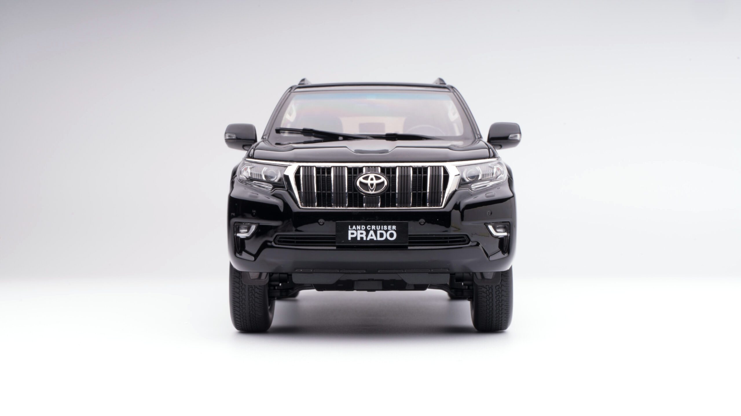 Toyota Land Cruiser Prado LHD black 1:18 Sun Star