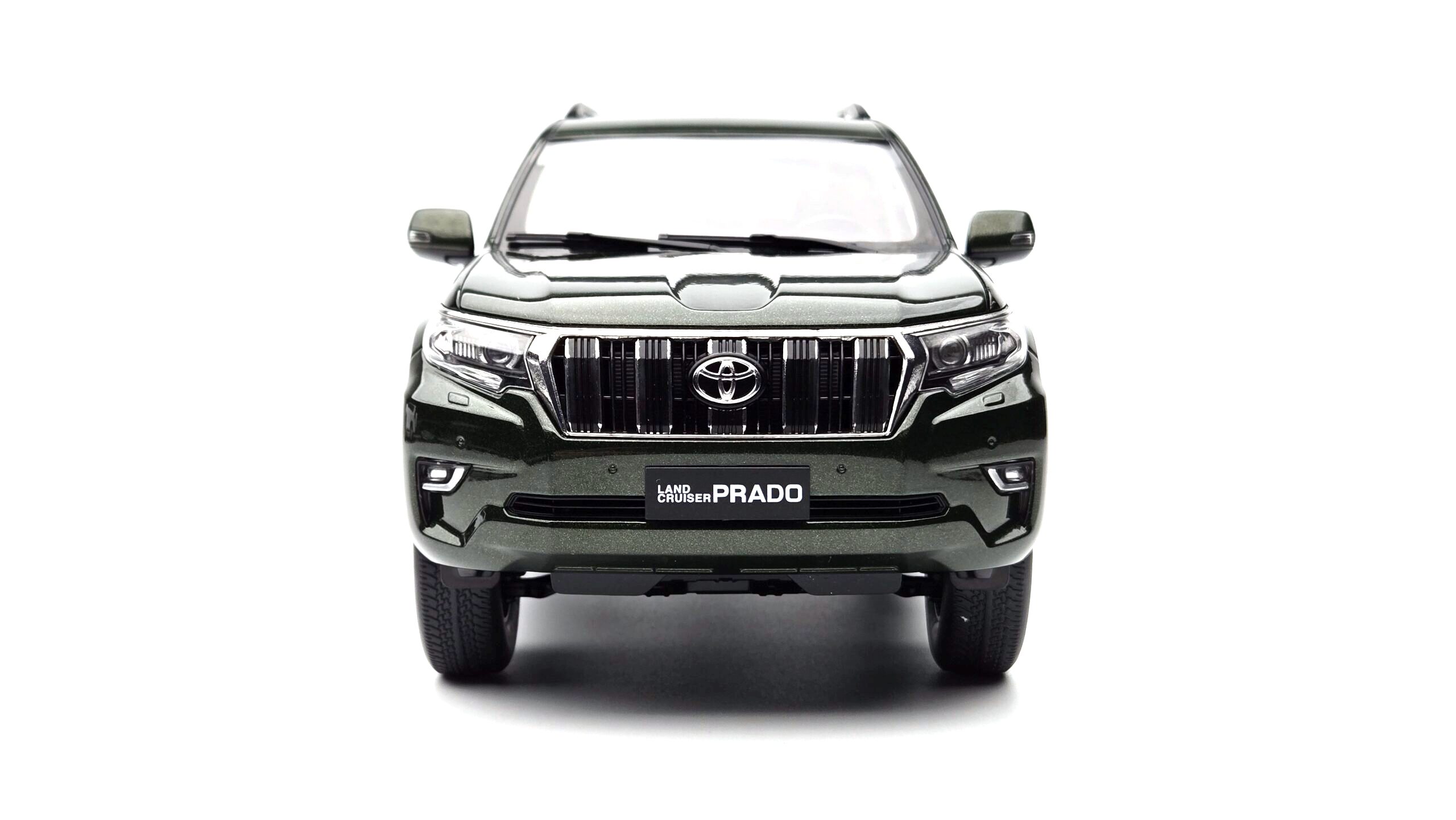 Toyota Land Cruiser Prado LHD green 1:18 Sun Star