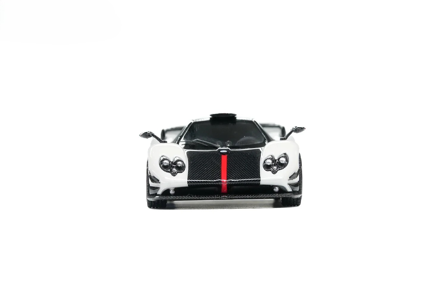 Pagani Zonda Cinque Coupe 2009 bianco benny 1:64 Almost Real