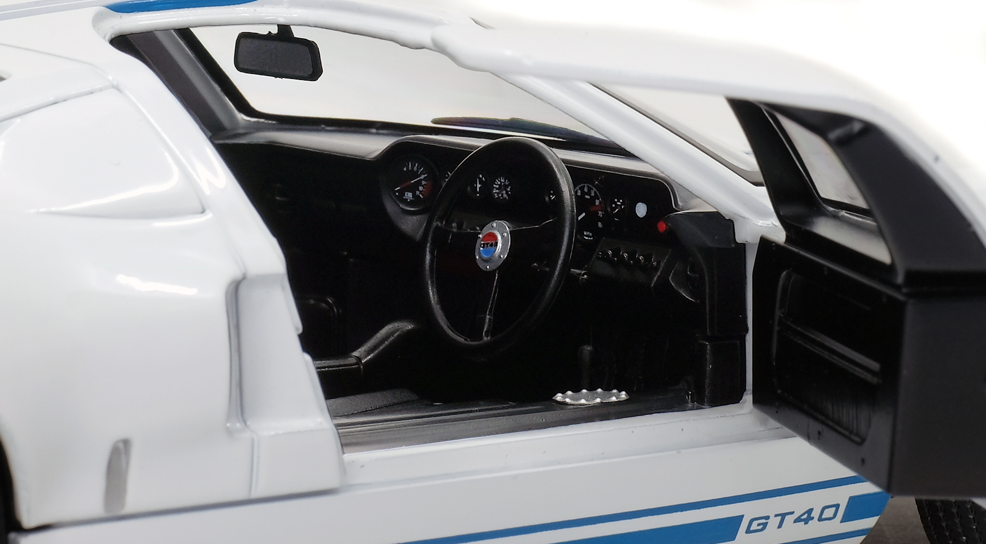 Ford GT40 MK.1 1968 white/blue stripes 1:18 Solido