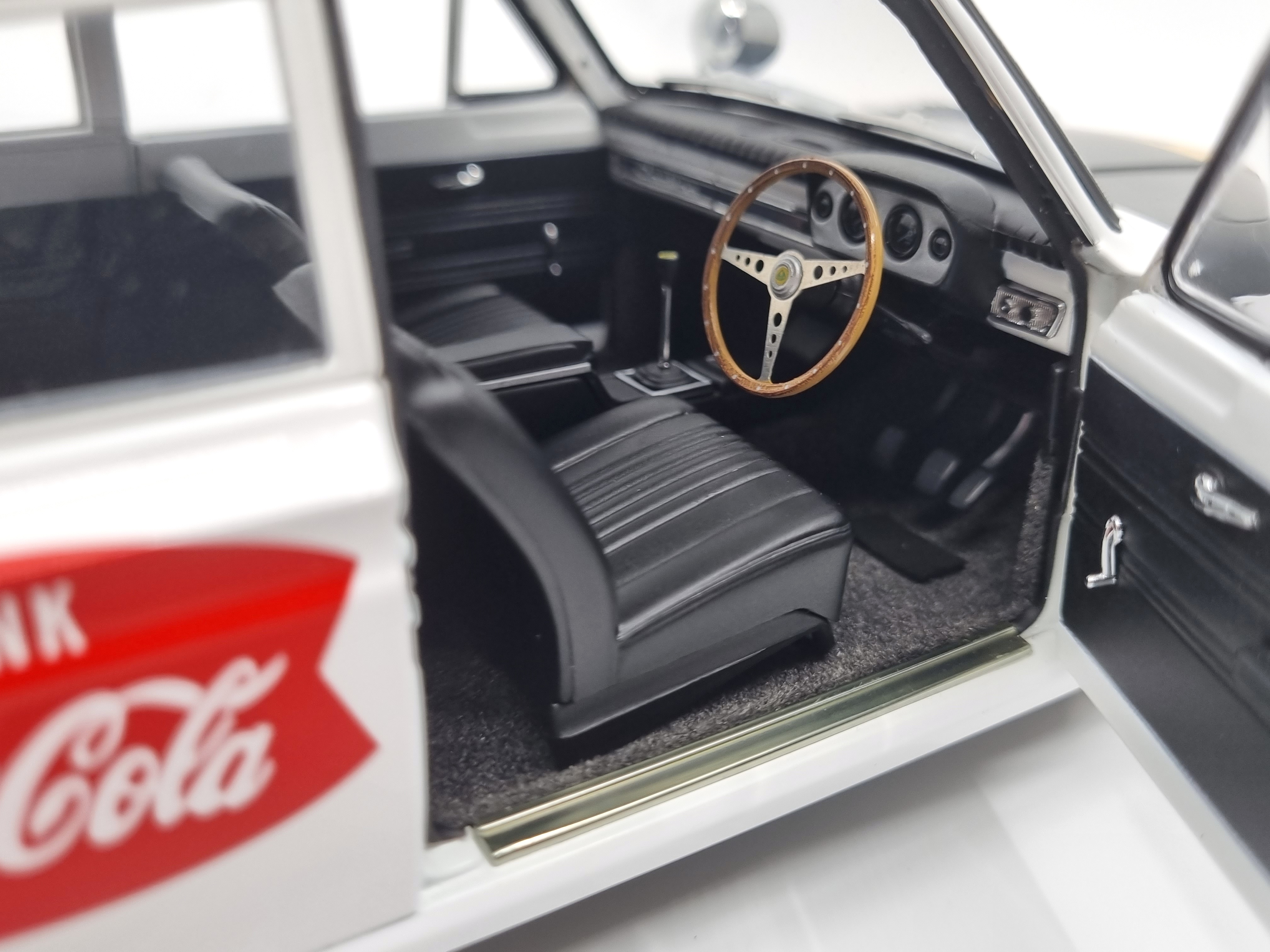 Lotus Cortina MK I #3 Huges/Young Rally Safari 1964 1:18 AUTOart