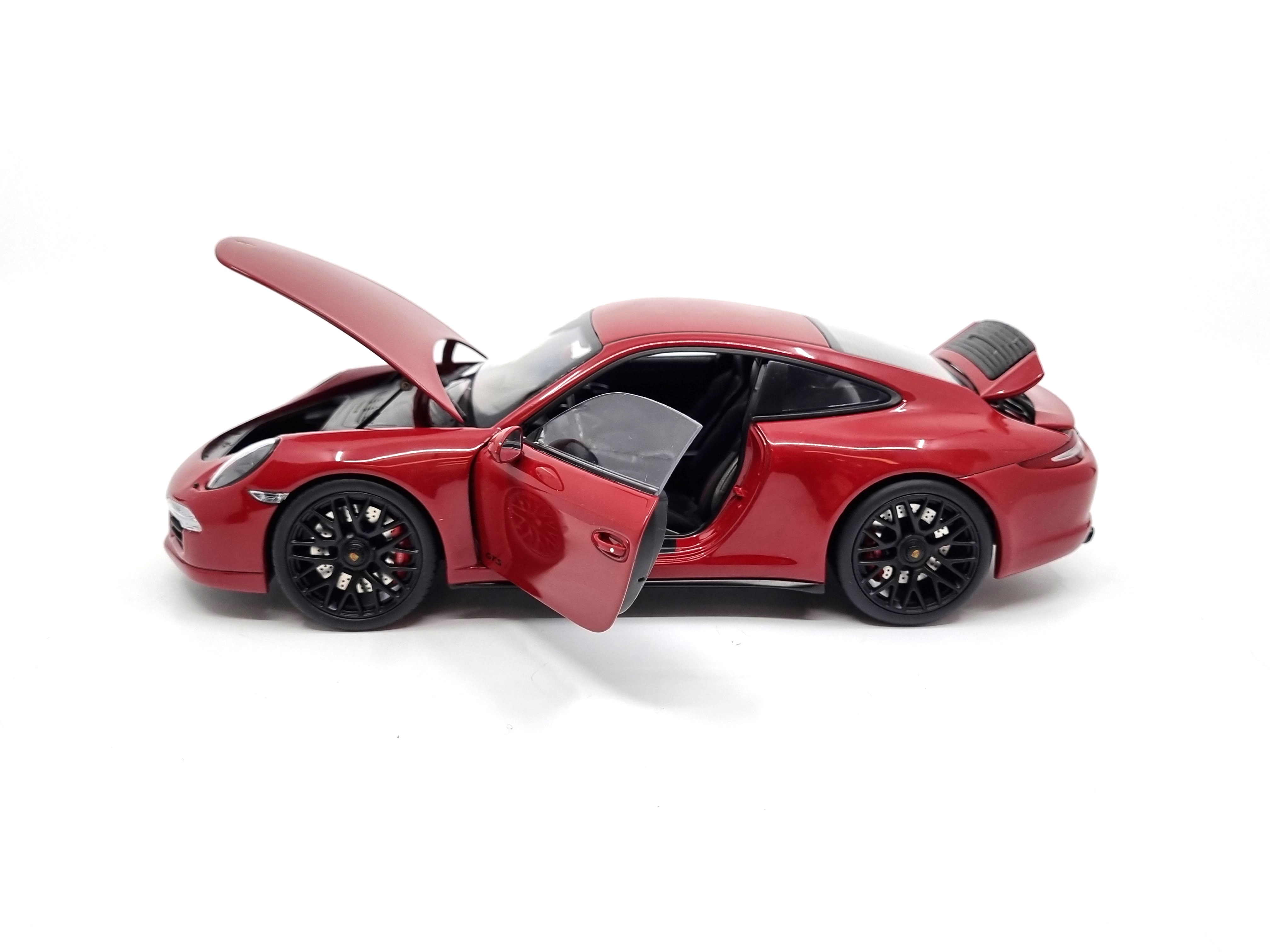 Porsche 911 GTS 1:18 Schuco