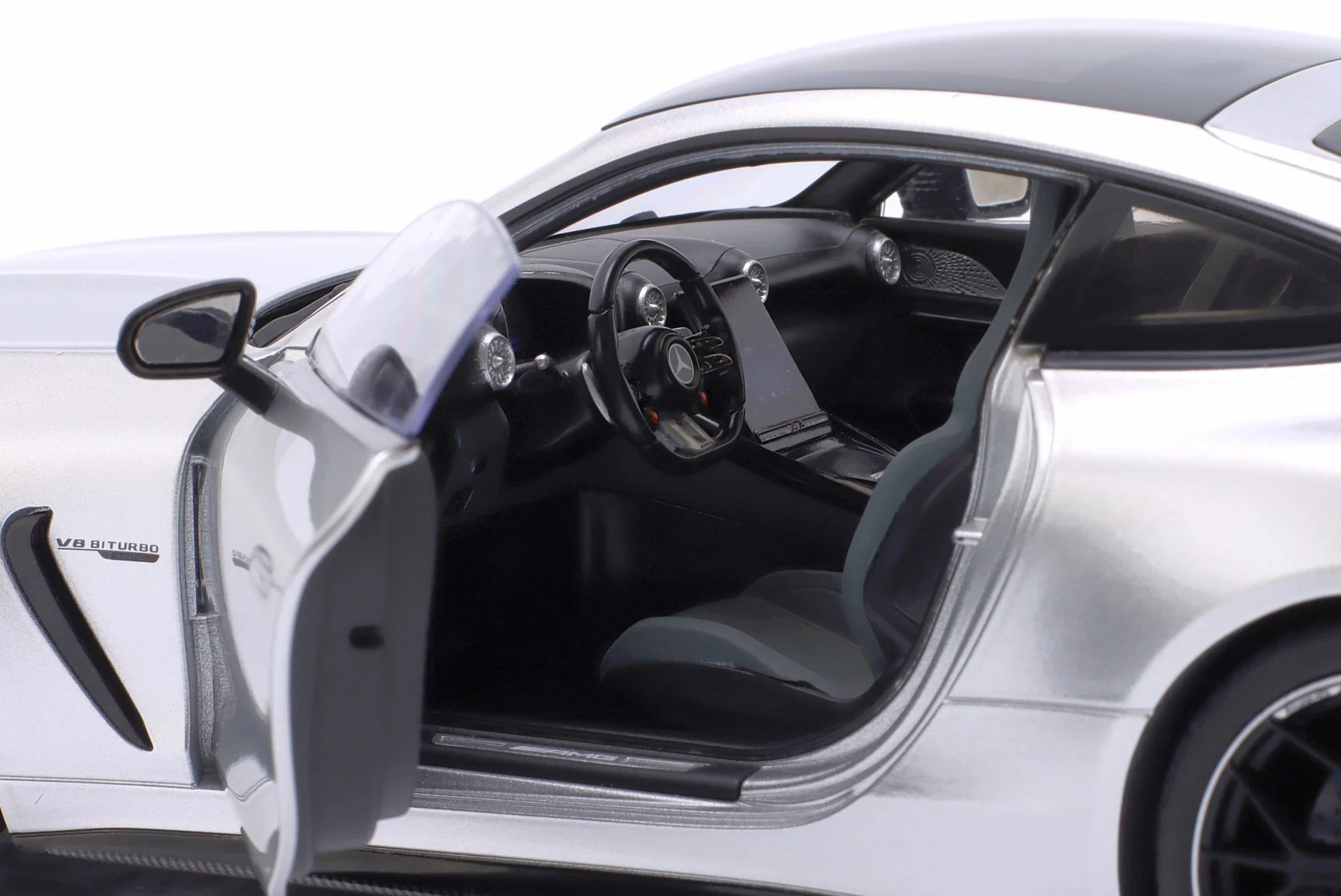 Mercedes-AMG GT 63 Pro 4Matic+ hightech silver metallic 1:18 NZG