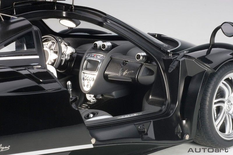 Pagani Huayra 2011 black/silver 1:12 AUTOArt