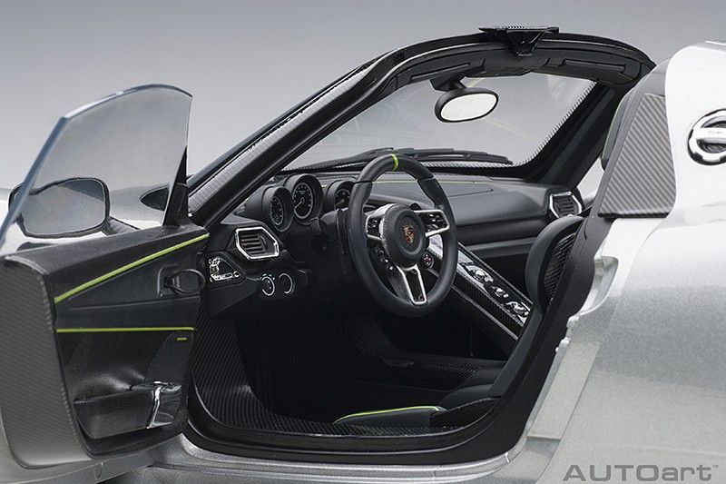 Porsche 918 Spyder Weissach Package silver metallic 1:12 AUTOArt
