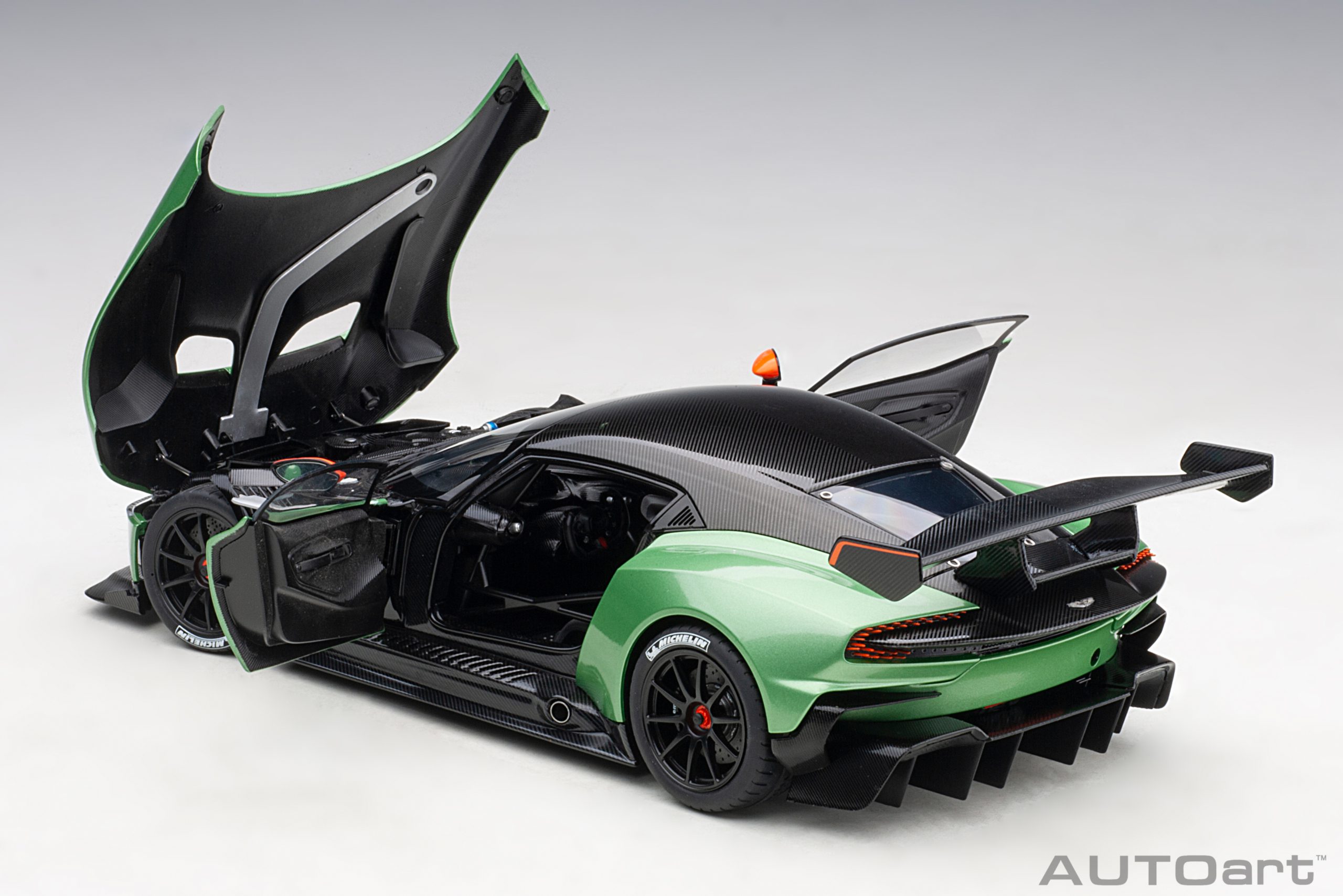 Aston Martin Vulcan Coupe 2015 apple tree green metallic 1:18 AUTOart
