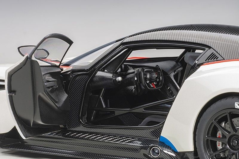 Aston Martin Vulcan stratus white/blue&red stripes 1:18 AUTOart